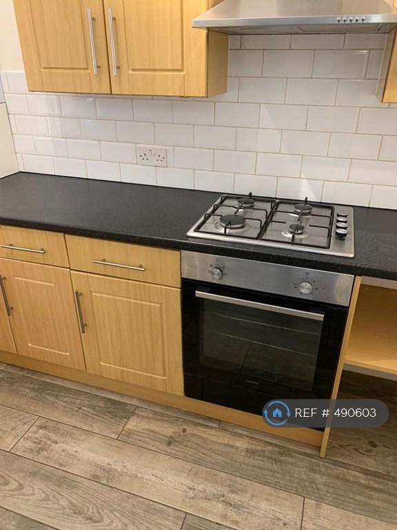 1 bedroom flat in Orchard Way, Dorking, RH4 (1 bed) (#490603)