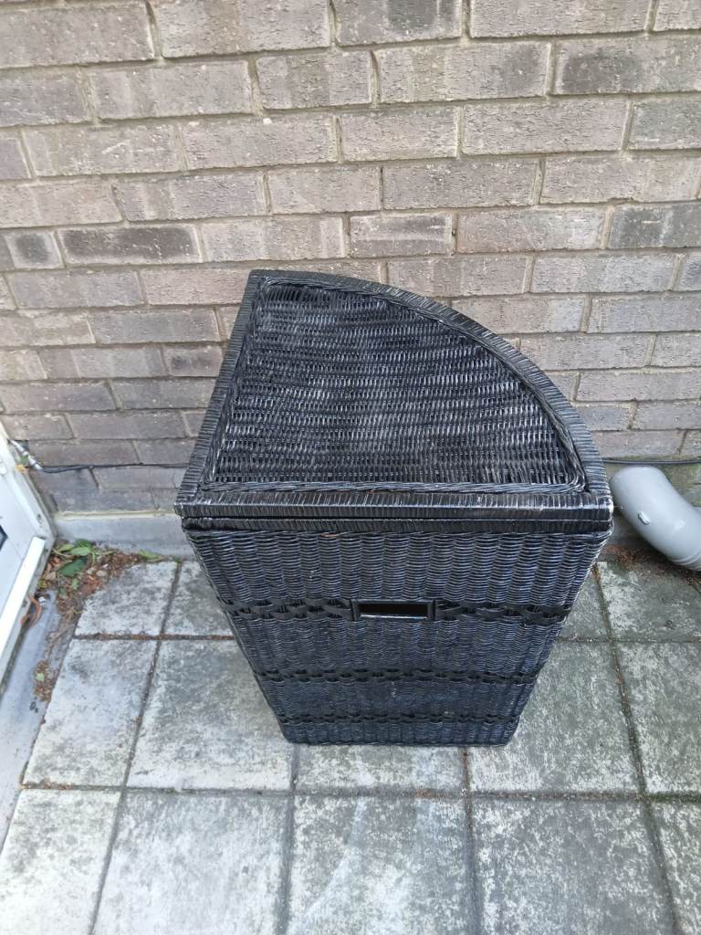 LAUNDRY WICKER BASKET £5.00