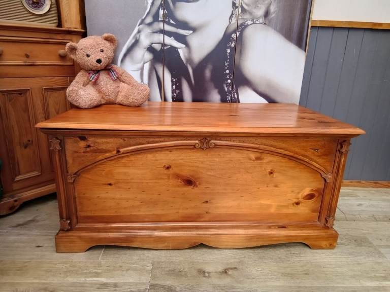 image for Stunning 4ft Pine Blanket Box