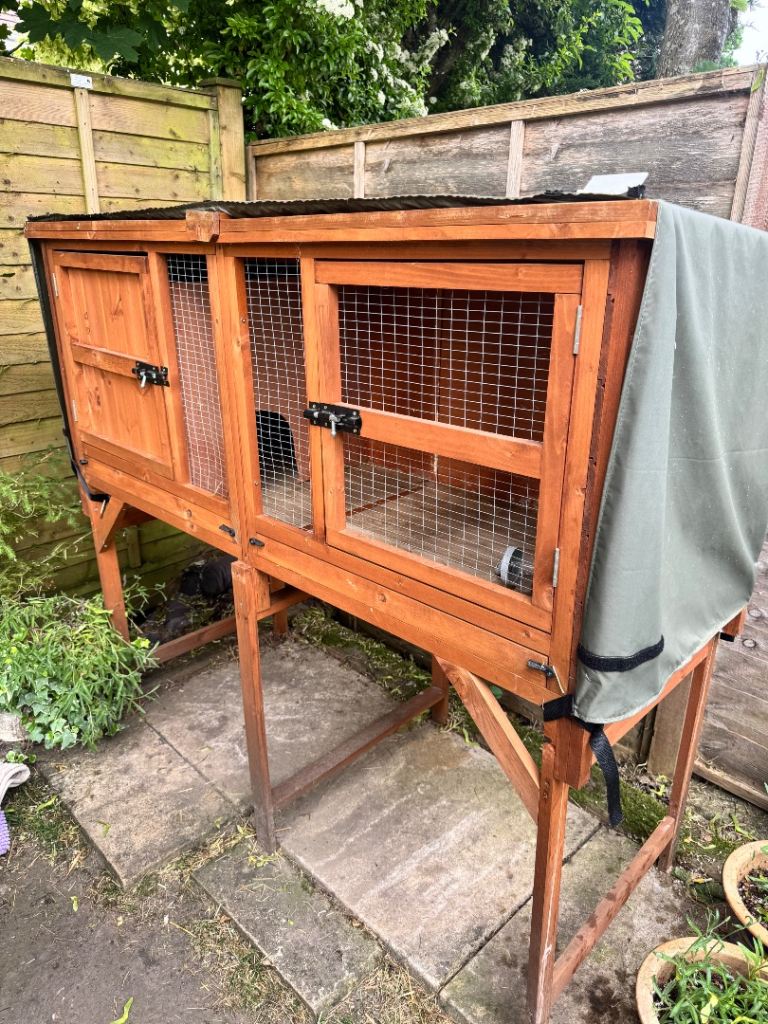 Guinea pig / rabbit 5ft hutch, with legs and accessories 