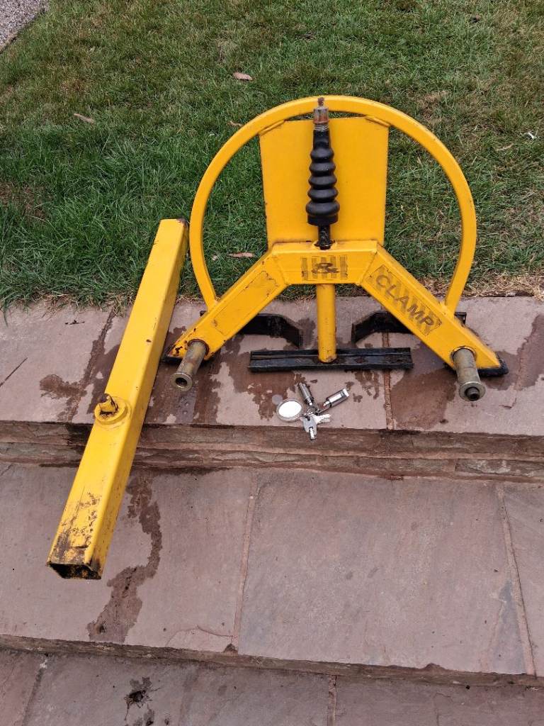 Caravan or trailer wheel clamp