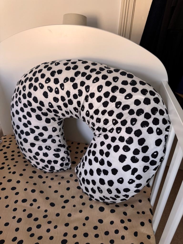 Spotty nursing pillow / feeding pillow