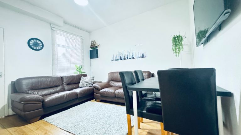 Spacious 5-Bedroom HMO(All Bills included)