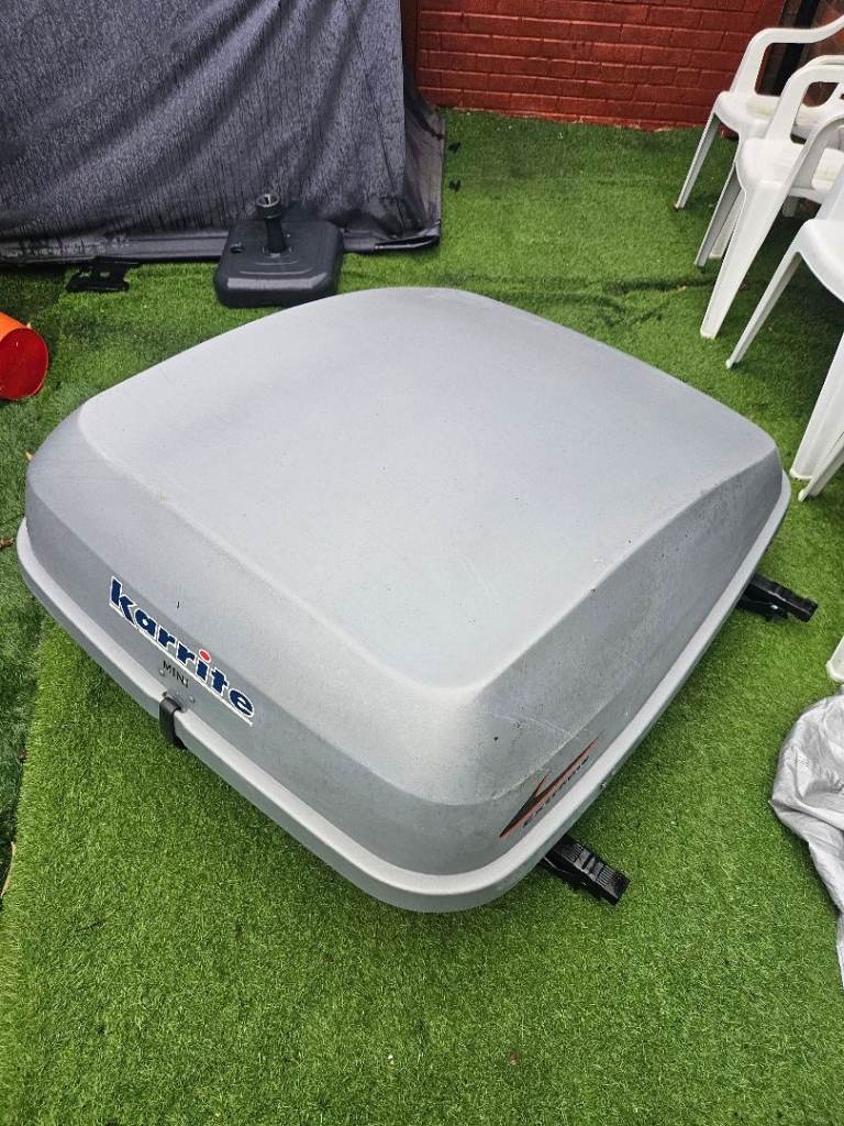 Car roof box with rails 