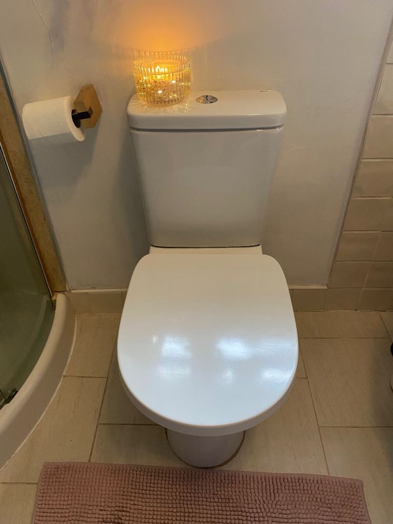 White Toilet with Soft-Close Lid – Good Condition