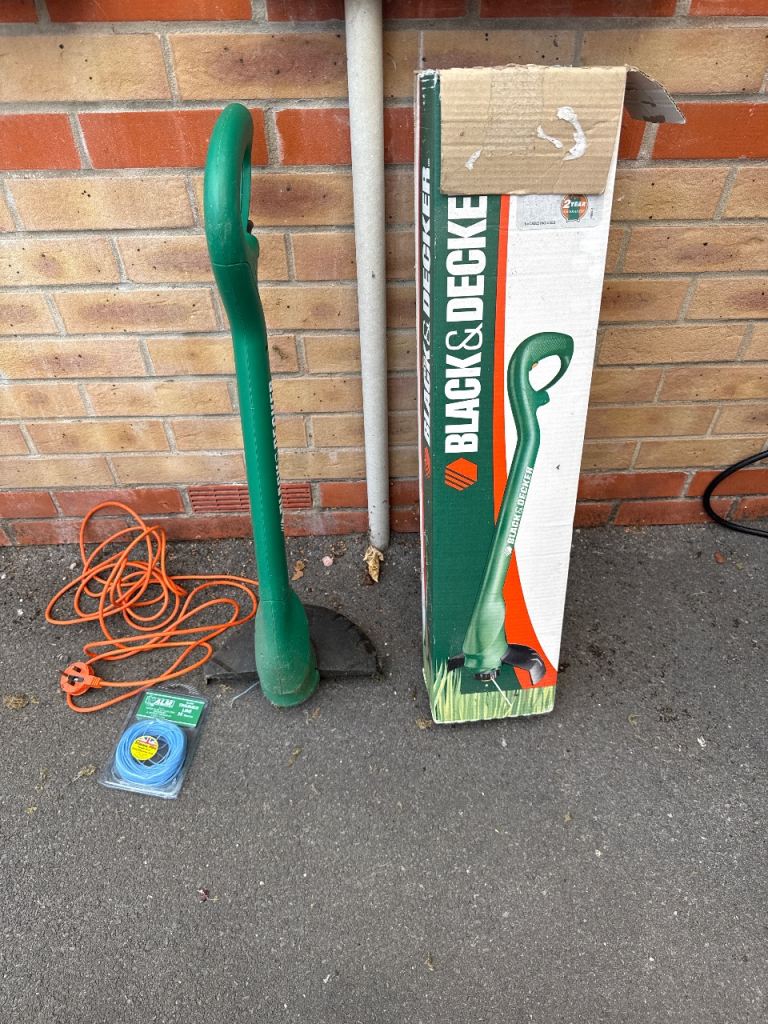 BLACK & DECKER Grass Trimmer with Spool – Good Condition