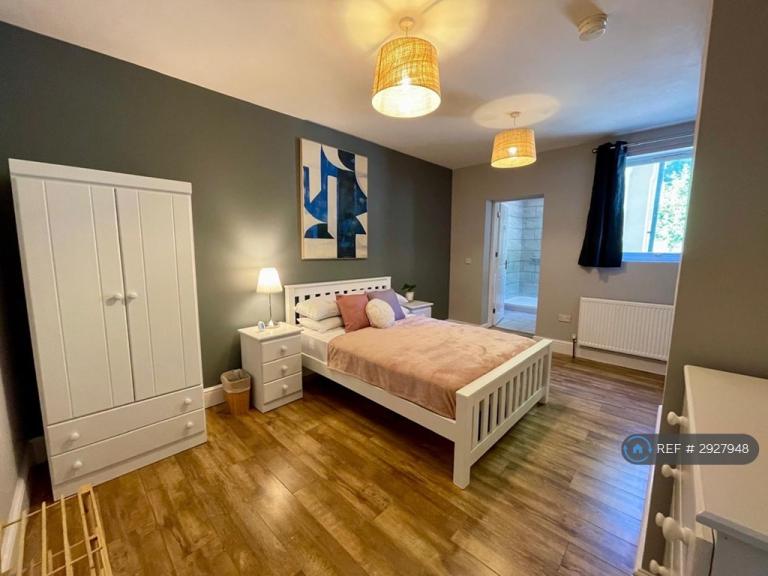 1 bedroom flat in Himley Road, Dudley, DY1 (1 bed) (#2927948)