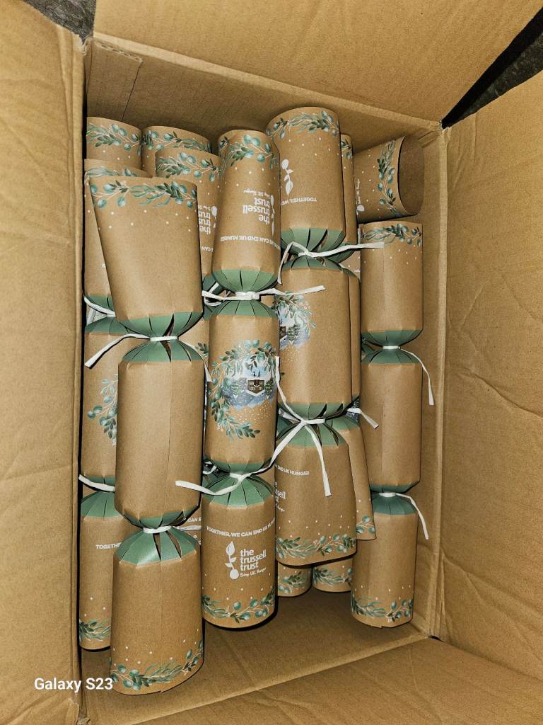 image for 50 11" Christmas crackers 