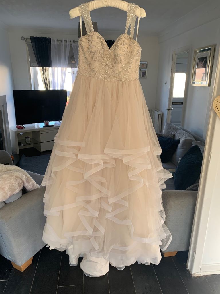 Essense of Australia Wedding Dress – Size 14, Good Condition