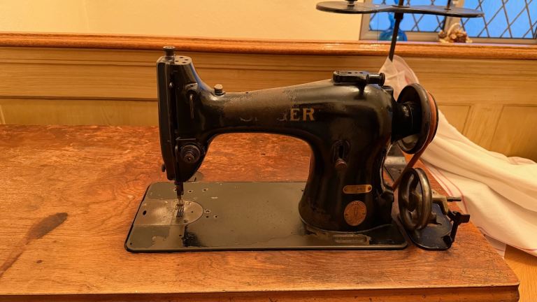 Singer Sewing Machine with table