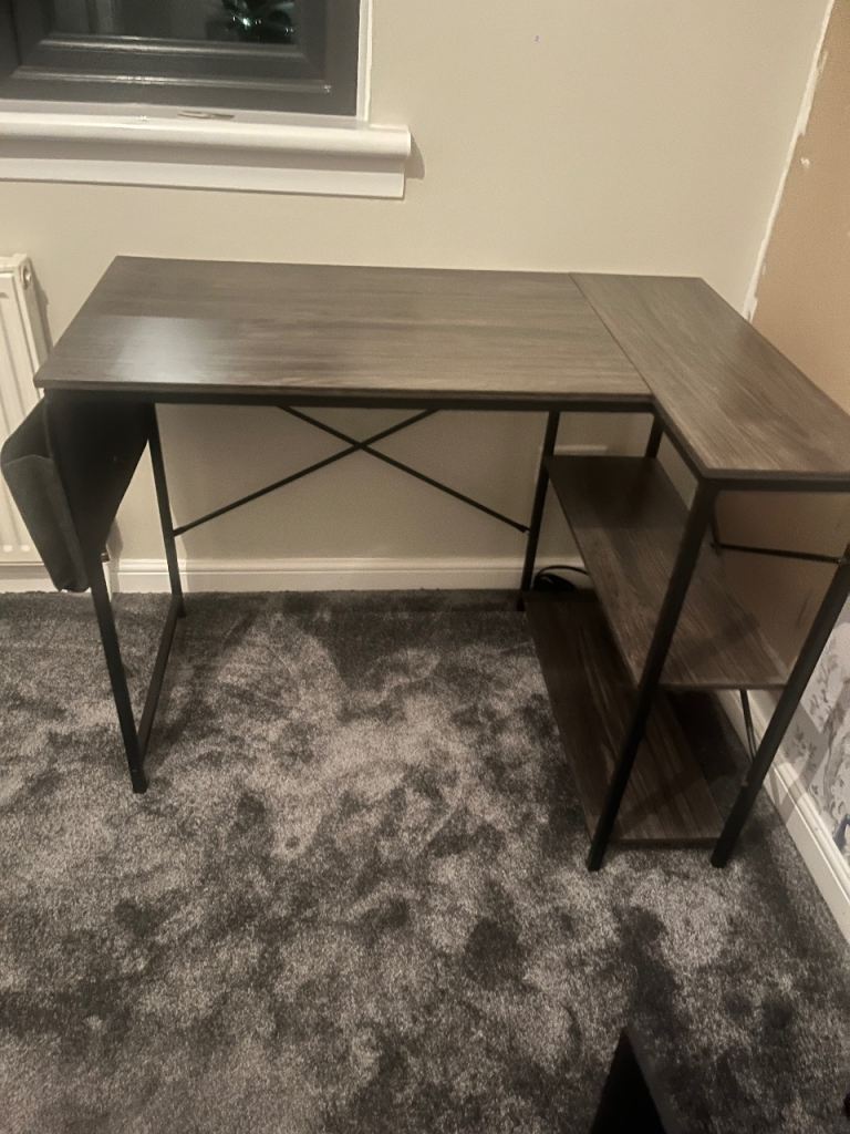 Corner desk