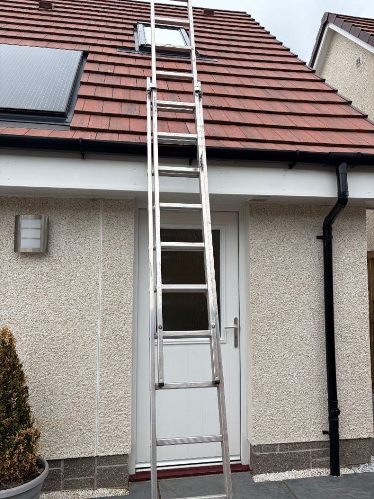Aluminium Extension Ladder – Good Condition