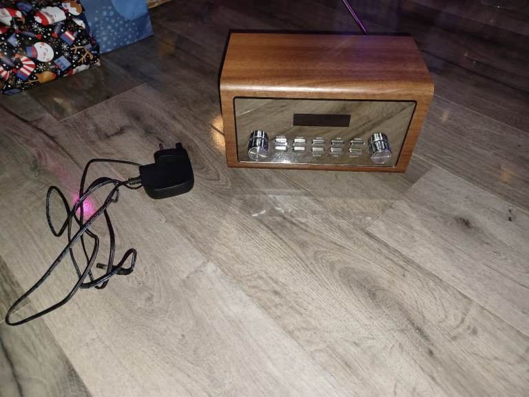 DAB retro style wood veneer radio