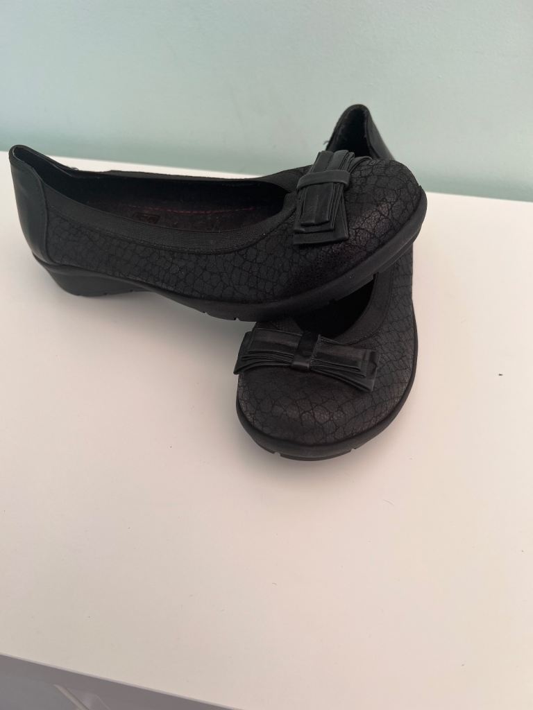 New Heavenly Feet Black Flats - Size 4
