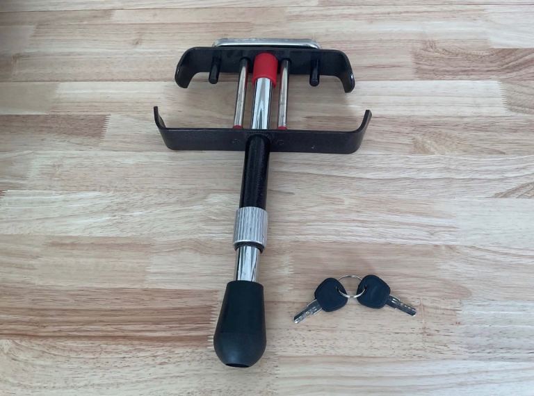 Clutch/brake pedal lock with 2 keys