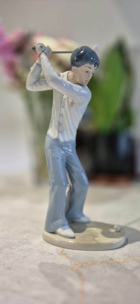 Porcelain Casada golfer with detachable club