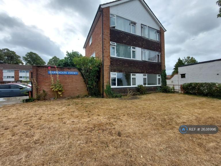 2 bedroom flat in Harrogate Court, Slough, SL3 (2 bed) (#2638996)