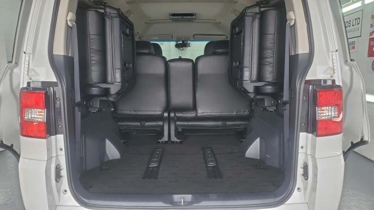 Mitsubishi delica d5 2.4 auto petrol 4x4 7 seats fresh japanese import 20 alloy