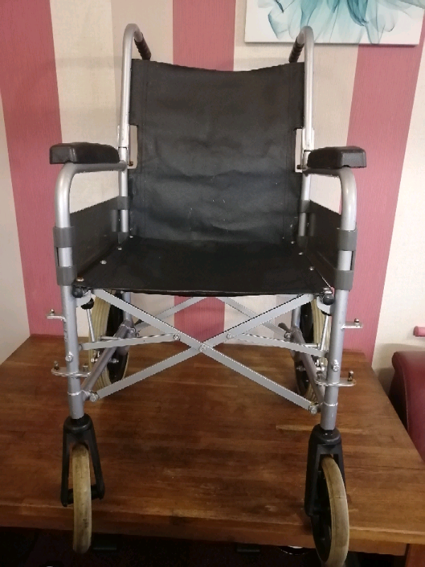 Wheelchair without rest legs 