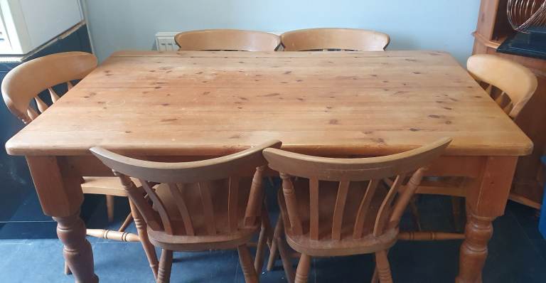 Pine Dining Table with 6 Chairs – Good Condition