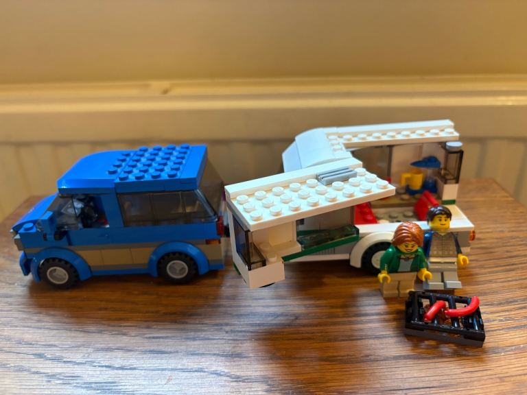 Lego City 60117, van and caravan