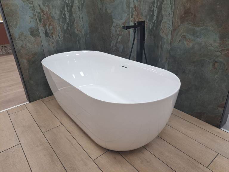EX-DISPLAY SOLD AS SEEN Freestanding Bath