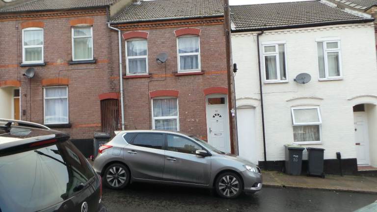 Three Bedroom House LU13QU