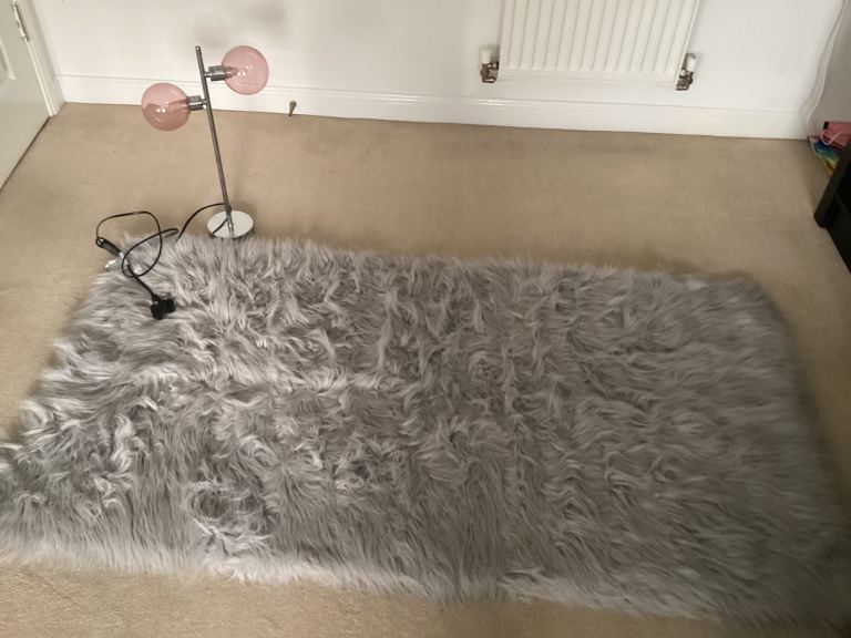Grey fluffy rug & pink glass globe table lamp