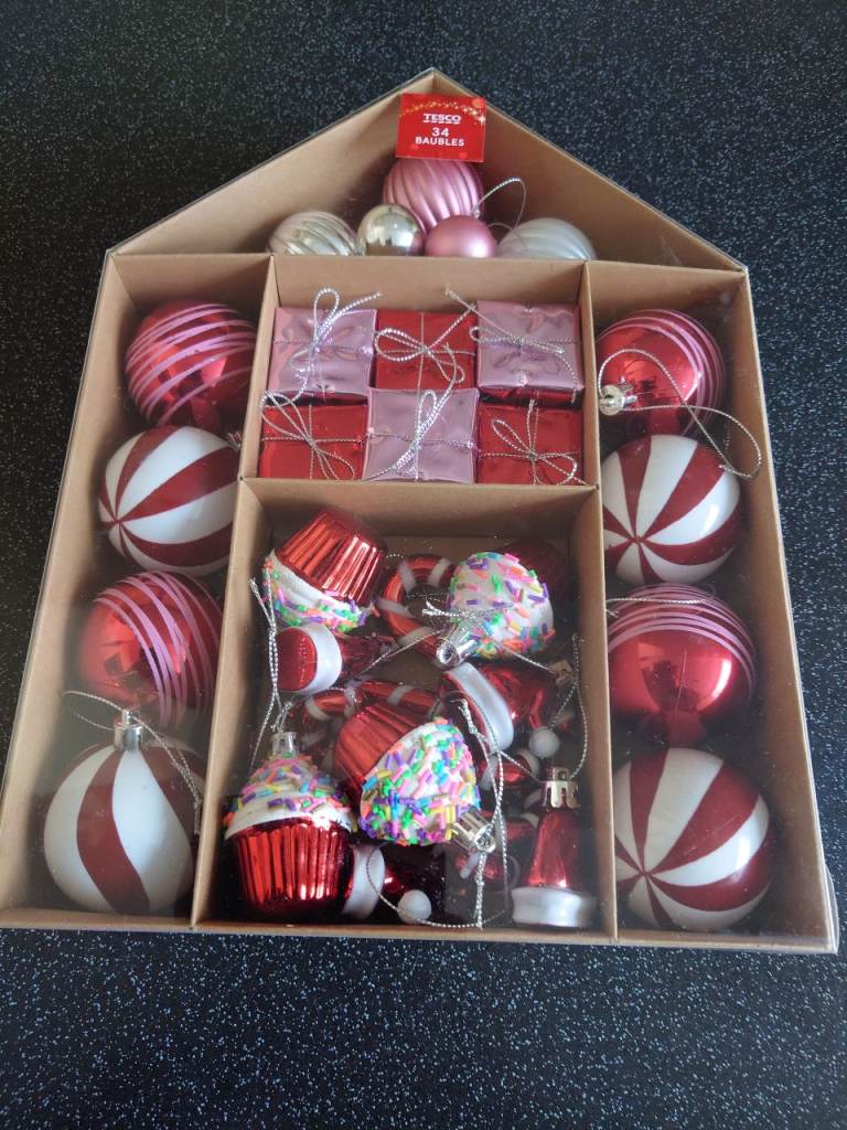 Mixed selection of 34 Christmas baubles 