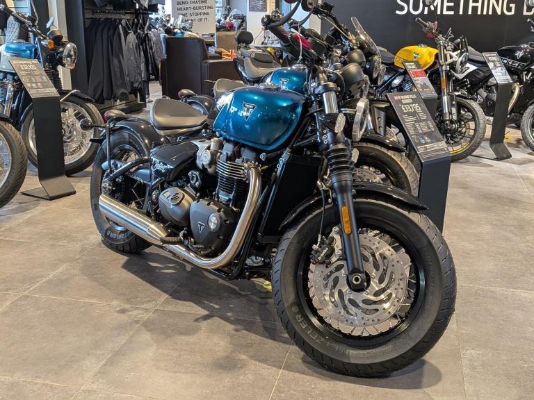 TRIUMPH BONNEVILLE BOBBER- 2026 - NEW IN STOCK - DEALER CONTRIBUTION 