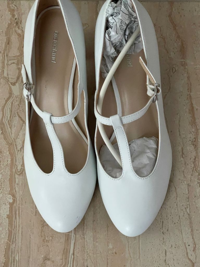 New white ladies shoes with small heel 39/5.5
