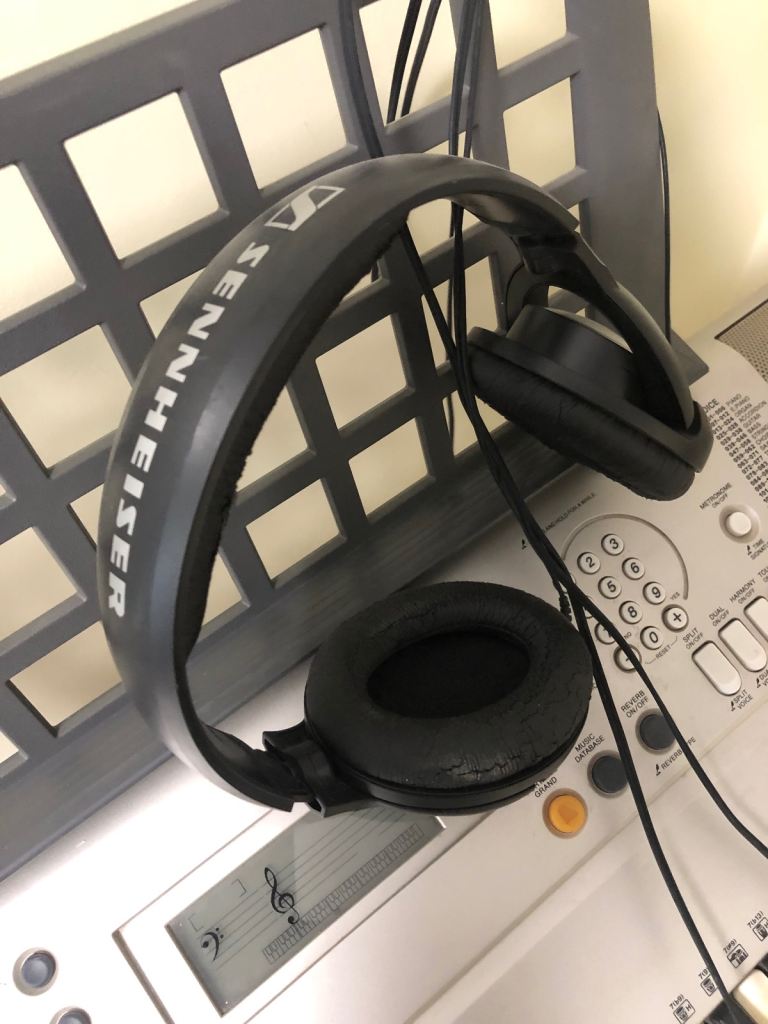  Yamaha  E373 Electronic Key Board with stand and head set 