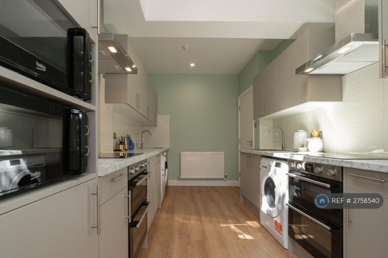 1 bedroom in Abbey Road, London, SW19 (#2758540)