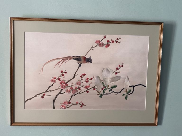 STUNNING VINTAGE SILK LARGE HAND EMBROIDERED BIRD AND FLOWERS / FOLIAGE PICTURE IN GLAZED FRAME