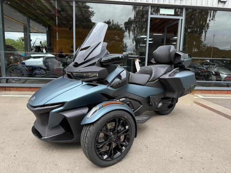 BRAND NEW 26 plate Can-Am Spyder RT Limited 6 speed semi automatic trike in blue