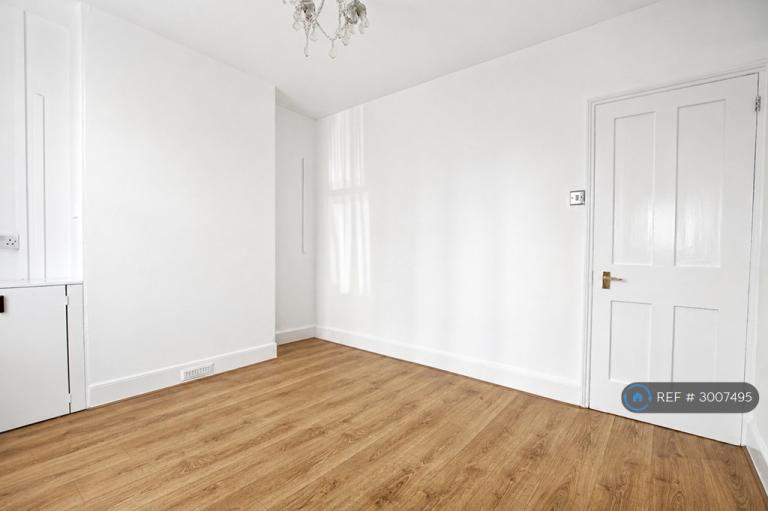 2 bedroom house in Upper Luton Road, Chatham, ME5 (2 bed) (#3007495)