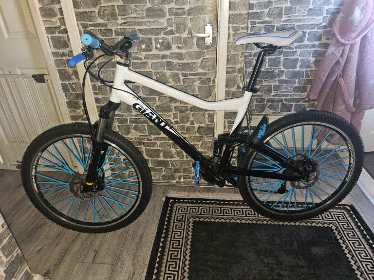 Giant yukon full suspension mountain bike