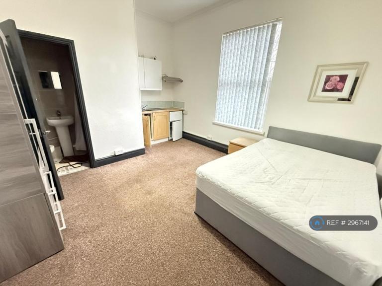 Studio flat in High St, West Bromwich, B70 (#2967141)