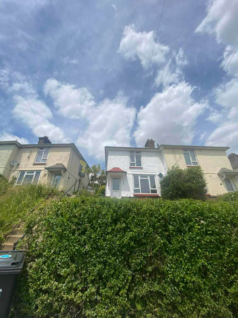 2 bed house to rent in Dover