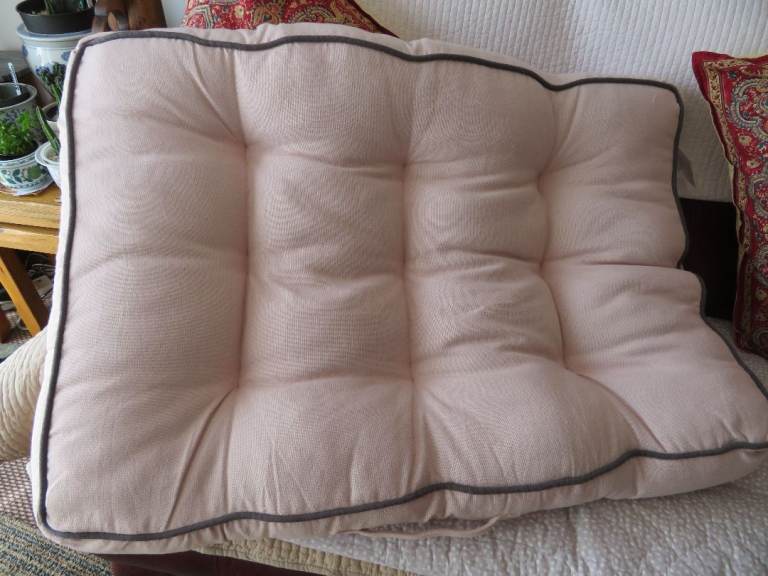 Large dog bed in pristine condition