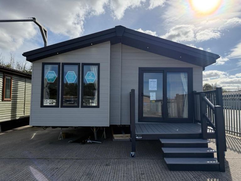 New 2025 Resi Spec Willerby Twin Lodge - Utility, Bath, Ensuite - Offsite / Farm
