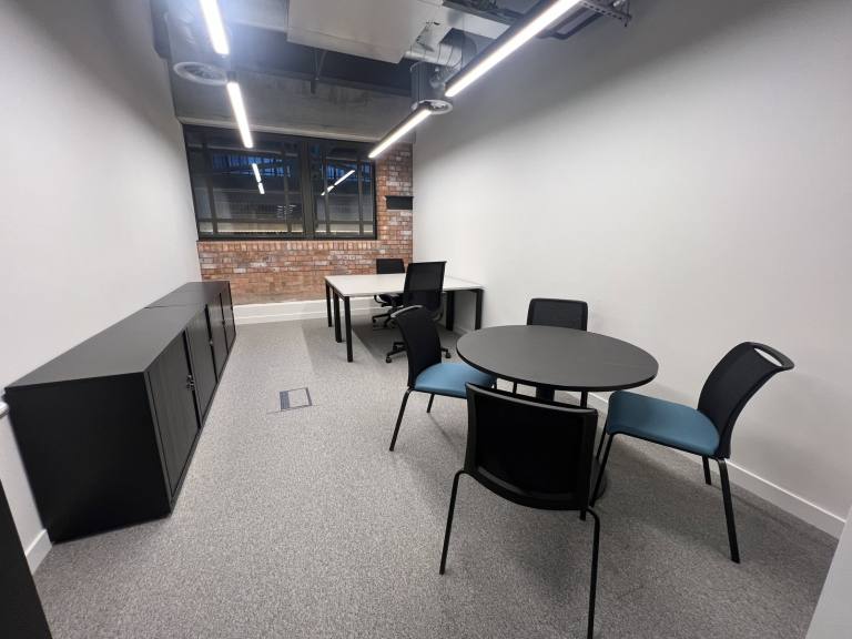 London - SW11 8BZ \ Small Office Space for 1 Person