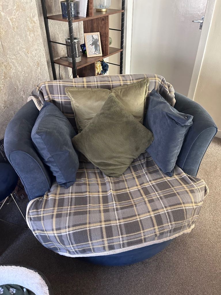 DFS Swivel Chair