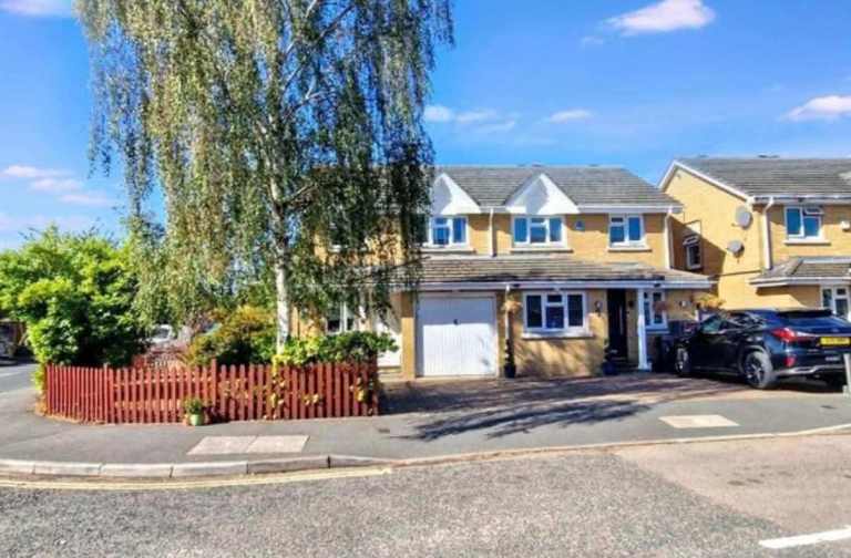 3-BED SEMI-DETACHED | SOUTH-FACING GARDEN | 2–3 PARKING SPACES | AVAILABLE NOW