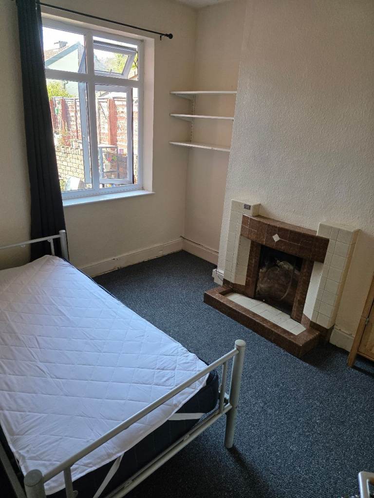 Clean single room to let in redfield. 