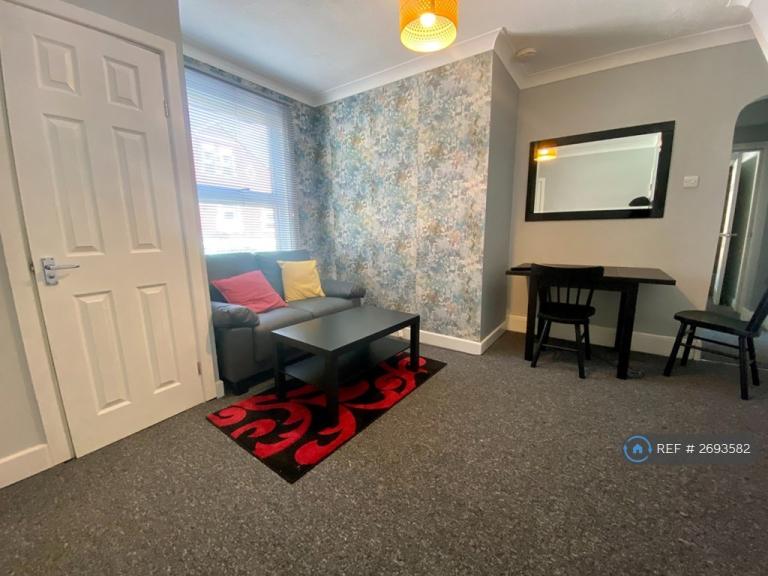 2 bedroom flat in Erleigh Road, Reading, RG1 (2 bed) (#2693582)