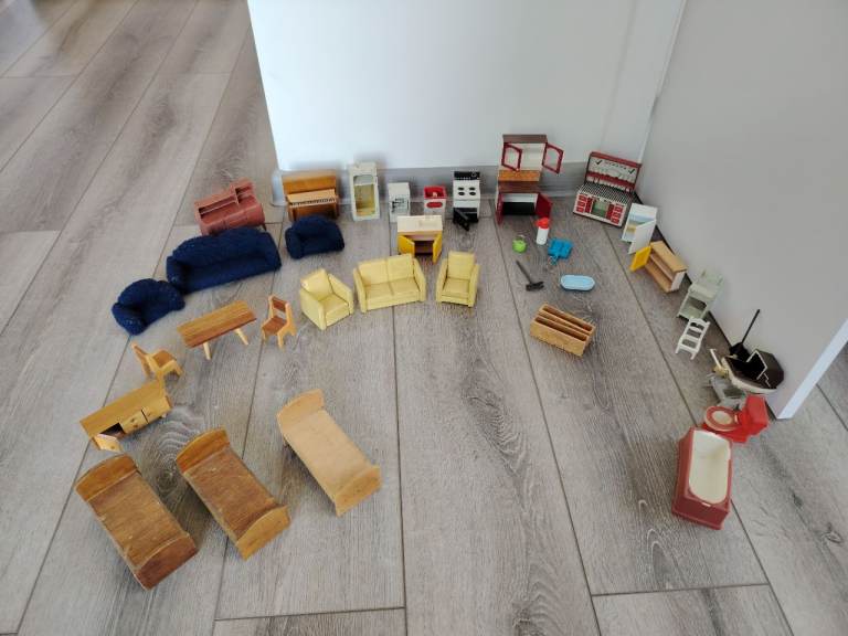 Unique Collection vintage dollhouse miniature furniture household beds