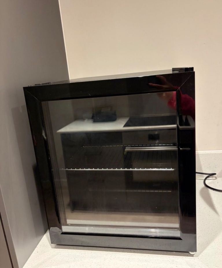 Mini fridge 