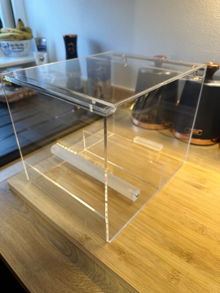 Large clip on feeding box for bird cage 