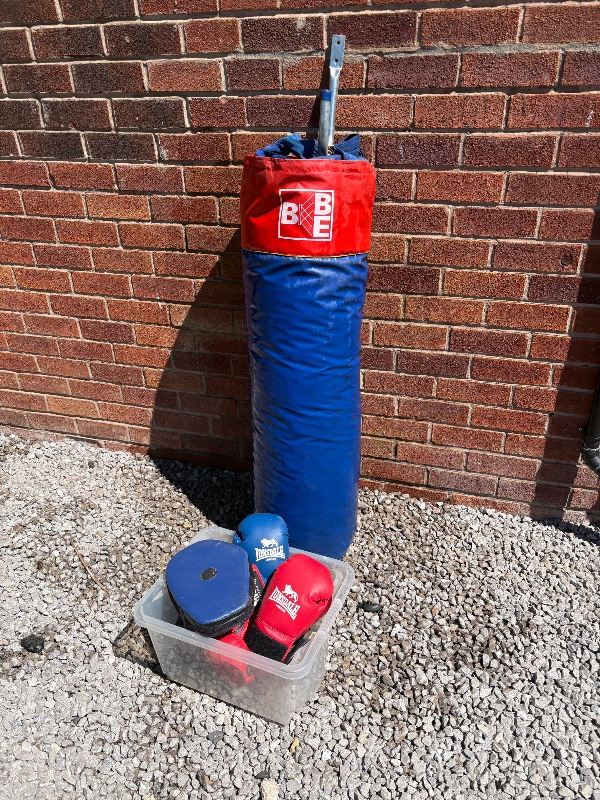Heavy boxing bag, wall hook, junior pads and gloves 